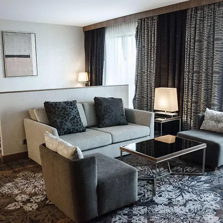 Doubletree By Hilton & Convention Center Hotell