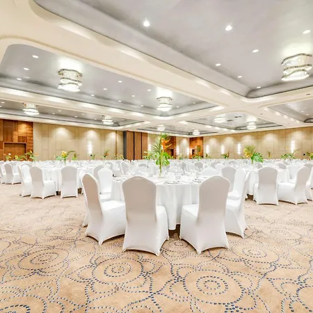 Doubletree By Hilton & Convention Center Hotell