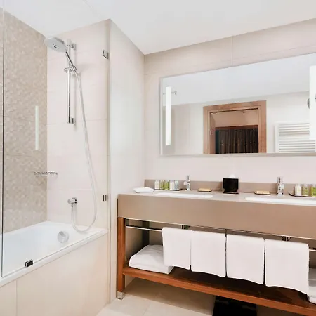 Doubletree By Hilton & Convention Center Hotell 4*